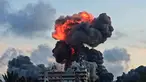 Bola api dan asap menyembur dari sebuah bangunan setelah serangan Israel di Tyre, Lebanon Selatan, pada Kamis 28 Mei 2026. (KAWANT HAJU/AFP)