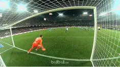 Berita video Valencia perkasa di papan atas klasemen sementara La Liga setelah menang atas Celta Vigo 2-1. This video presented by BallBall.