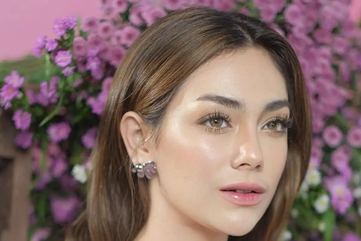 Celine Evangelista dengan makeup flawless (Instagram/celine_evangelista)