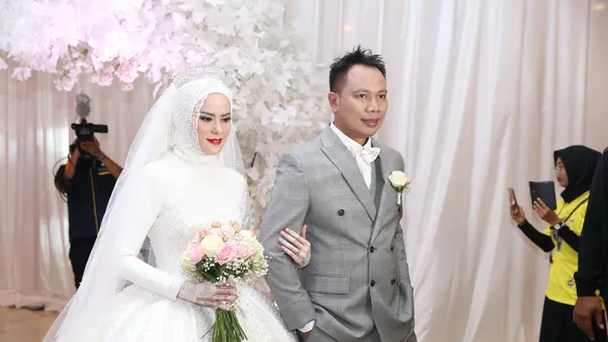 [Bintang] Vicky Prasetyo dan Angel Lelga