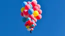 David Blaine terbang dengan memegang balon helium saat melakukan aksi "Ascension" di Page, Arizona, Amerika Serikat, Rabu (2/9/2020). Aksi ekstrem David Blaine berlangsung sekitar 30 menit. (David Becker/GETTY IMAGES NORTH AMERICA/Getty Images via AFP)