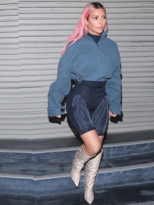 Kim bahkan berpikir bahwa jika Kourtney adalah keluarga, seharusnya ia datang di acara baby showernya. (instagram/kimkardashian)