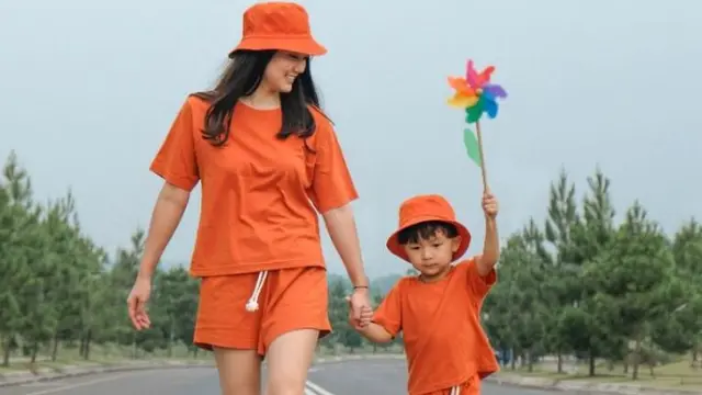 Inspirasi Tampilan Kembar Bareng si Kecil di Berbagai Kegiatan