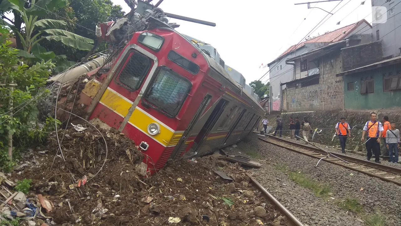 KRL Anjlok