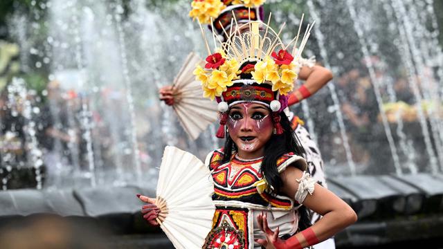 Masyarakat Bali Gelar Parade Tarian Ogoh-Ogoh