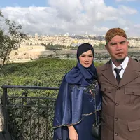 Melihat gaya Mulan Jameela mengenakan hijab saat liburan bareng Ahmad Dhani ini mengundang warga net berkomentar. Tak sedikit pujian diberikan kepada Mulan dengan penampilan berhijabnya itu. (Instagram/mulanjameela1)