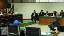 Terdakwa kasus suap tiga hakim dan panitera PTUN, OC Kaligis (kanan)saat akan mengikuti sidang lanjutan di Pengadilan Tipikor Jakarta, Kamis (1/10/2015). Sidang menghadirkan Evy Susanti sebagai saksi. (Liputan6.com/Helmi Fithriansyah)