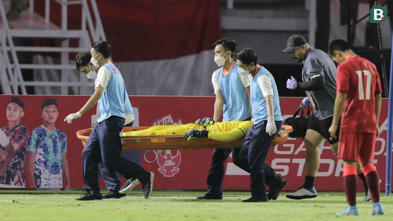 Foto: Momen Tegang dan Mencekam saat Kiper Timnas Indonesia U-20 Cahya Supriadi Alami Cedera dan Ditandu Menuju Ambulans