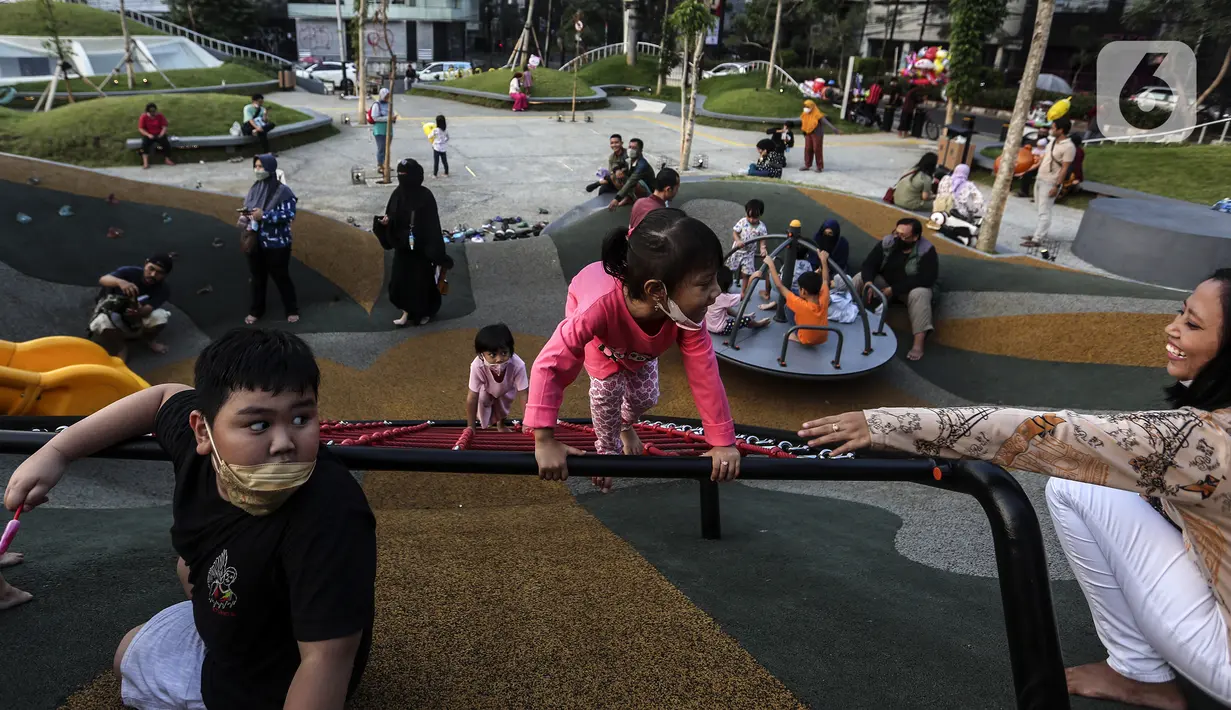 Anak-anak bermain di Taman Sambas Asri, Jakarta, Sabtu (18/6/2022). Menteri Pariwisata dan Ekonomi Kreatif Sandiaga Salahuddin Uno mendeklarasikan Taman Rekreasi Aman, Nyaman, dan Menyenangkan untuk memastikan keamanan dan keselamatan warga maupun wisatawan. (Liputan6.com/Johan Tallo)
