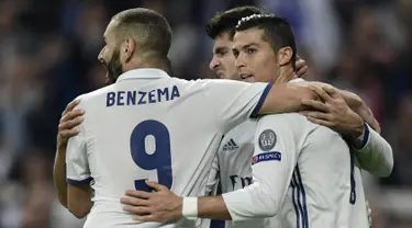  Penyerang Real Madrid, Alvaro Morata melakukan selebrasi bersama Cristiano Ronaldo dan Karim Benzema usai mencetak gol kegawang Legia Warsawa pada lanjutan Grup F Liga Champion di stadion Santiago Bernabeu, Spanyol, (18/10). (AFP Photo/JAVIER Soriano)