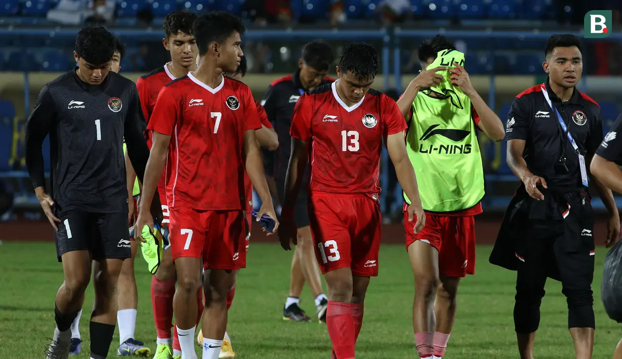 Para pemain Timnas Indonesia U-23 berjalan meninggakan lapangan usai dikalahkan Thailand 0-1 lewat perpanjangan waktu. (Bola.com/Ikhwan Yanuar)