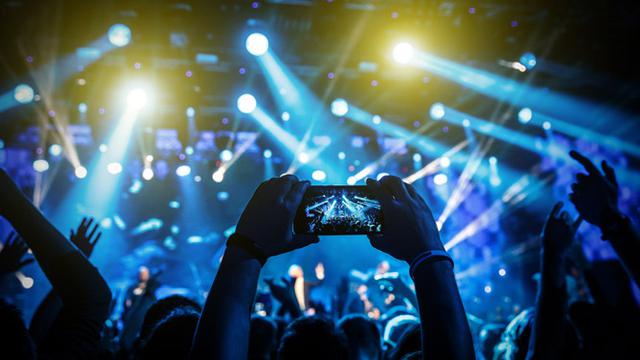 Bikin Pengalaman Konser Musik Malam Hari Lebih Instagrammable, Ingat Trik Dasar Ini!