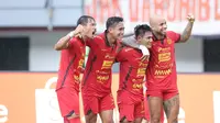 Para pemain Persija Jakarta (dari kanan ke kiri; Gustavo Almeida dos Santos, Firza Andika, Rizky Ridho, Hansamu Yama) merayakan gol kedua ke gawang Persib Bandung pada lanjutan BRI Liga 1 2024/2025 di Stadion Patriot Candrabhaga, Kota Bekasi, Minggu (16/2/2025) sore WIB. (Bola.com/M. Iqbal Ichsan)