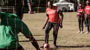 Presiden Kenya Uhuru Kenyatta bermain bola selama tur trofi Piala Dunia FIFA Tour di State House di Nairobi (26/2). Trofi tersebut melakukan tur internasional untuk mempromosikan turnamen yang dimulai pada bulan Juni di Rusia. (AFP Photo/Yasuyoshi Chiba)