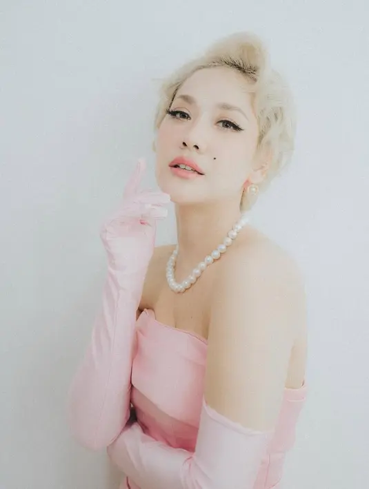 Bunga Citra Lestari lengkapi tampilannya dengan kalung dan anting mutiara bergaya vintage [@itsmebcl]