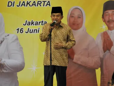 Wapres RI Jusuf Kalla memberi sambutan saat menghadiri buka puasa bersama masyarakat Sulawesi Barat di Jakarta, Kamis (16/6). Buka puasa itu dihadiri Pemerintah Provinsi Sulawesi Barat berserta tokoh Masyarakat Mandar di Jakarta.(Liputan6.com/JohanTallo)