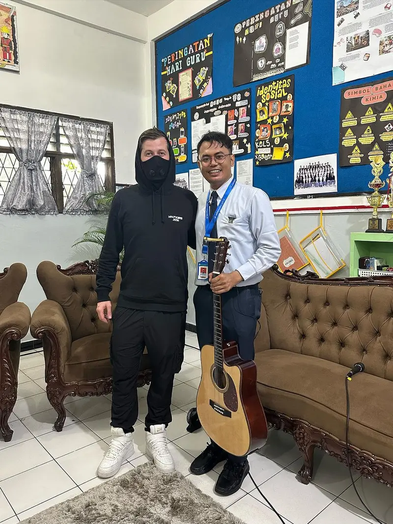 7 Momen Alan Walker Kunjungi Sekolah di Medan, Bikin Guru dan Murid Terharu