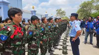 Sejumlah siswa Skadik 404 Wingdik 400/Matukjur Lanud Adi Soemarmo, mengikuti salah satu pendidikan polisi militer di Lanud Adi Soemarmo, Boyolali, Jawa Tengah. (Liputan6.com/Dicky Agung Prihanto)