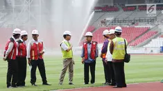 Wapres Jusuf Kalla (keempat kanan) meninjau progres renovasi Stadion Utama GBK, Jakarta, Selasa (3/10). Menteri PUPR Basuki Hadimuljono memastikan, pembangunan infrastruktur Asian Games akan selesai sesuai target. (Liputan6.com/Helmi Fithriansyah)