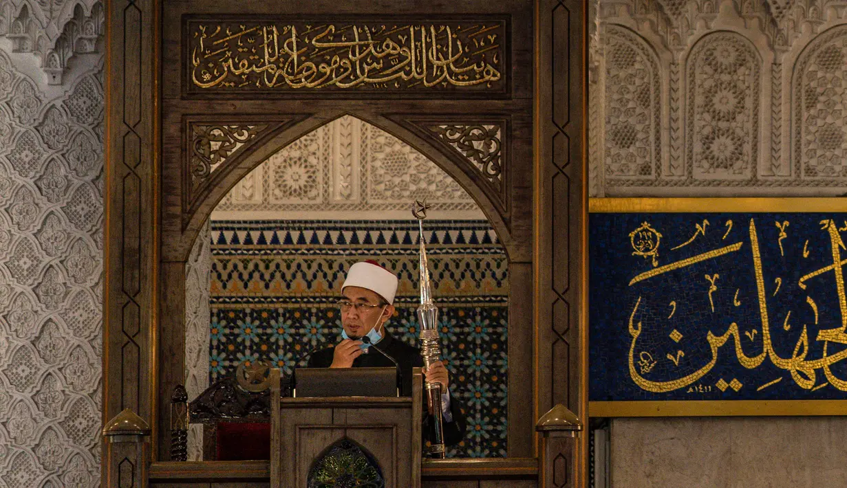 Khatib menyampaikan khotbah salat Jumat selama bulan suci Ramadan di Masjid Negara Malaysia, Kuala Lumpur, Malaysia, Jumat (15/5/2020). Masjid Negara Malaysia kembali dibuka setelah pemerintah setempat melonggarkan lockdown akibat pandemi COVID-19. (Mohd RASFAN/AFP)