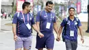 Atlet Asian Para Games bergandeng tangan di Wisma Atlet, Kemayoran, Jakarta, Rabu (03/10/2018). Menjelang sore hari, para atlet melakukan berbagai aktifitas mulai dari berolahraga, memotret, bermain biliar hingga keliling wisma. (Bola.com/M Iqbal Ichsan)