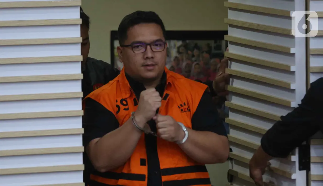 Tersangka tindak pidana korupsi terkait pemberian atau janji dan penerimaan hadiah terkait pengurusan dana hibah untuk Kelompok Masyarakat (Pokmas) dari APBD Pemprov Jatim tahun anggaran 2019-2022, Jodi Pradana Putra selaku pihak swasta dari Kabupaten Blitar sesaat sebelum mengikuti rilis penahanan di gedung Merah Putih Komisi Pemberantasan Korupsi (KPK), Jakarta, Kamis (2/10/2025). (Liputan6.com/Helmi Fithriansyah)
