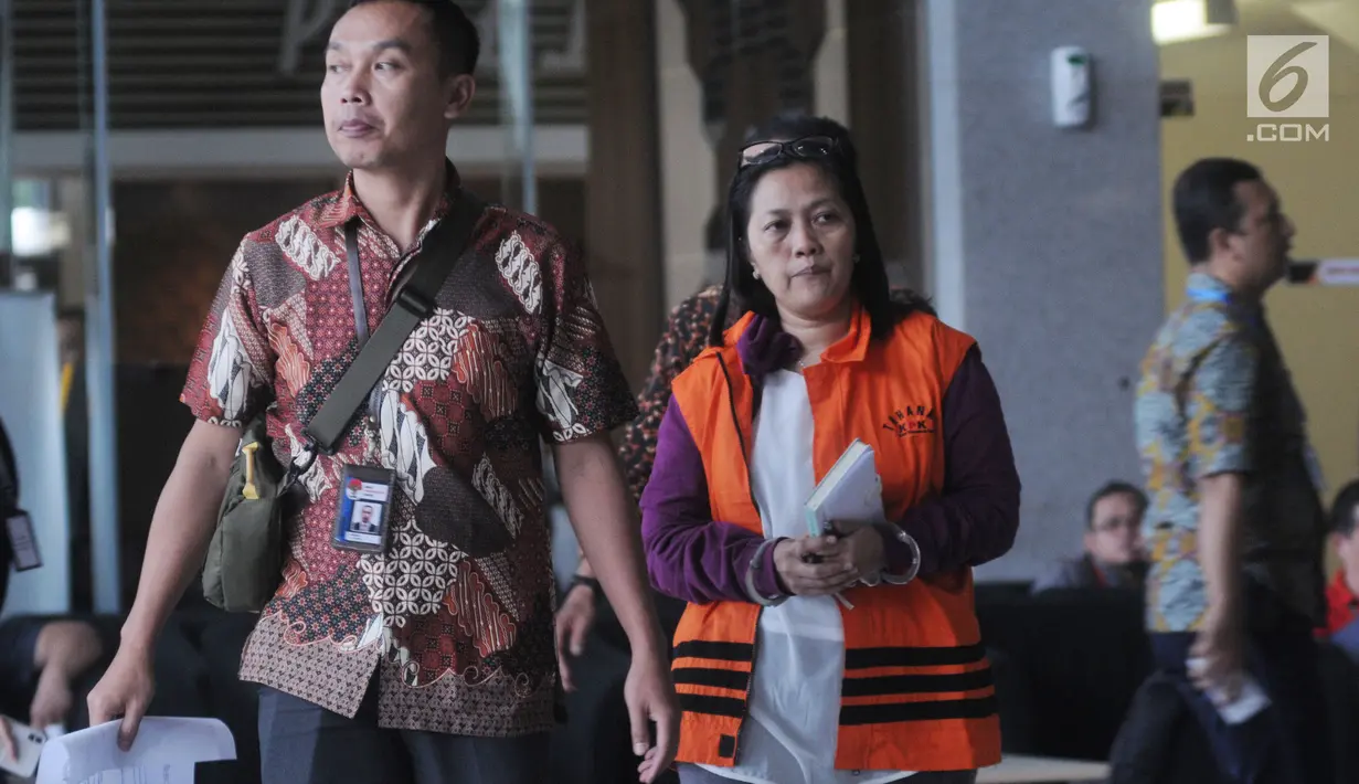 Orang kepercayaan Anggota DPR Bowo Sidik Pangarso, Indung (kanan) usai menjalani pemeriksaan di Gedung KPK, Jakarta, Jumat (5/4). Indung diperiksa sebagai tersangka terkait kasus dugaan suap kerja sama pengangkutan pupuk melalui kapal. (merdeka.com/Dwi Narwoko)