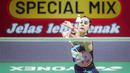 Pebulu tangkis tunggal putri Spanyol, Carolina Marin berusaha mengembalikan kok ke arah pebulu tangkis China, Chen Yu Fei saat semifinal Indonesia Open 2024 di Istora Senayan, Jakarta, Sabtu (08/06/2024). (Bola.com/Bagaskara Lazuardi)