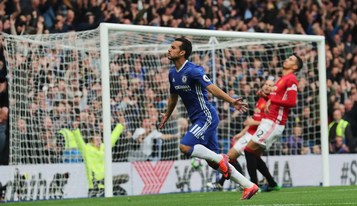 Gelandang Chelsea, Pedro melakukan selebrasi usai mencetak gol kegawang MU pada Liga Inggris di Stadion Stamford Bridge, London, Inggris (23/10). Chelsea menang atas MU dengan skor akhir 4-0. (Reuters/Eddie Keogh)