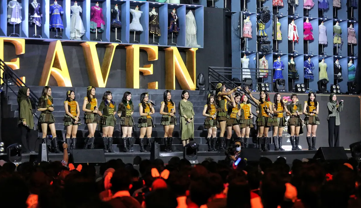 Selain alumni dari generasi pertama, dari generasi dua pun turut tampil berkolaborasi dengan tea m K3. Momen ini bakal jadi kenangan manis bagi para member dan penggemar JKT48. (Adrian Putra/Fimela.com)