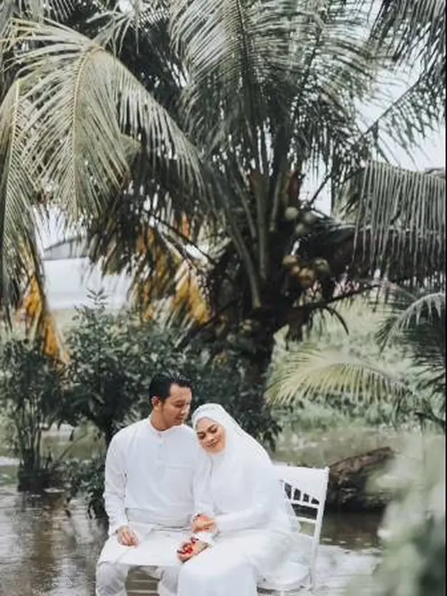 7 Potret Pengantin Abadikan Momen Pernikahan di Tengah Banjir Ini Viral