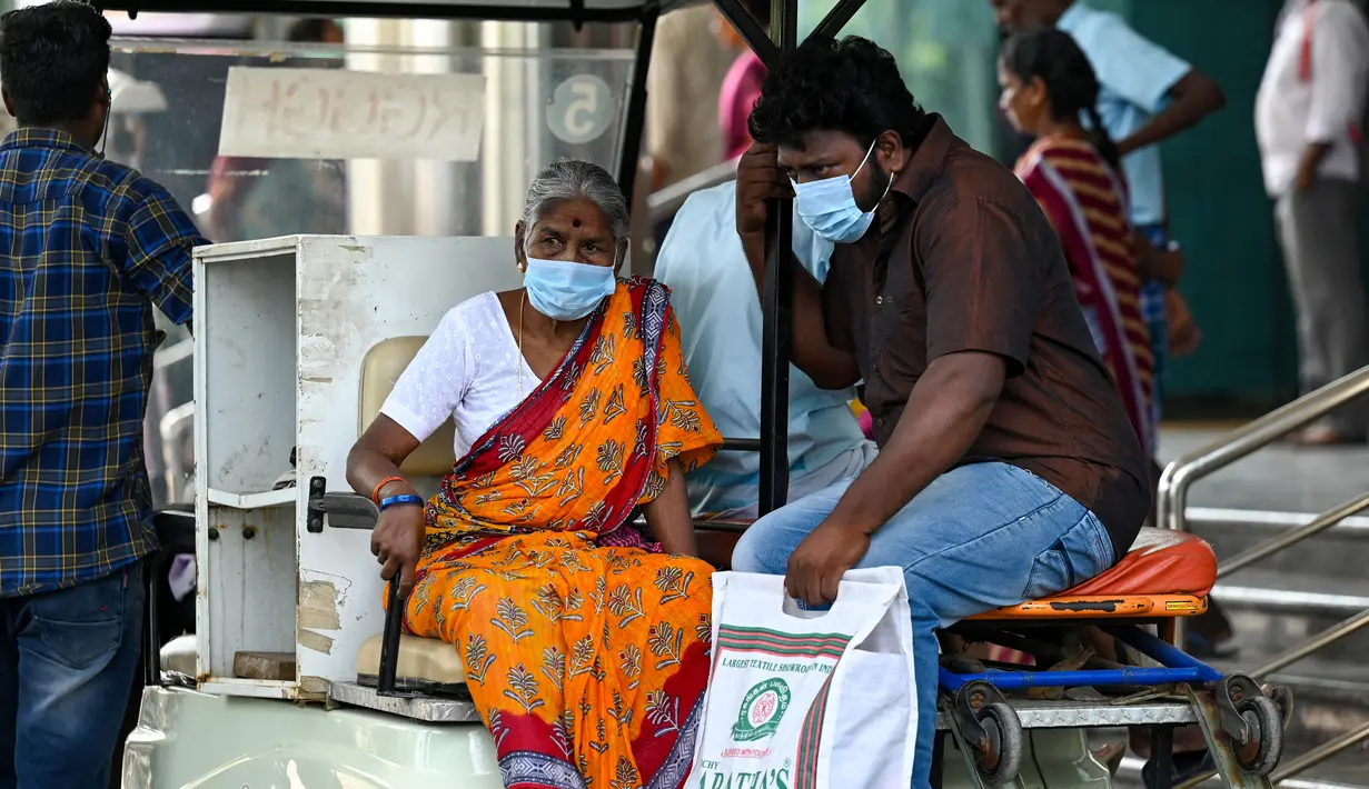 Pemerintah Tamil Nadu telah mewajibkan penggunaan masker di semua rumah sakit pemerintah di seluruh Negara Bagian mulai Sabtu, 1 April 2023 karena peningkatan kasus positif virus Corona.  (AFP/R.Satish Babu)