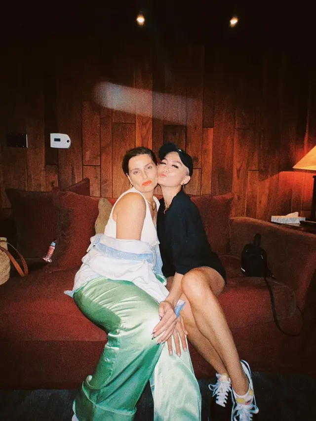 Kebersamaan Agnez Mo dengan Nelly Furtado (Foto: Instagram @agnezmo)