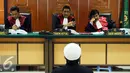 Majelis Hakim PN Jakarta Barat memberikan pertanyaan untuk saksi saat sidang lanjutan dengan terdakwa Aprimul Henry alias Mulbin Arifin di PN Jakarta Barat, Kamis (21/1/2016). Sidang untuk mendengarkan keterangan saksi. (Liputan6.com/Helmi Fithriansyah)