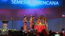 Presiden Jokowi menerima potongan tumpeng dari Megawati saat Rakenas I PDIP, Jakarta, Minggu (10/1/2016). Rakernas tersebut bertajuk 'Mewujudkan Trisakti dengan Pembangunan Nasional Semesta Berencana'. (Liputan6.com/Faizal Fanani)