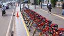 Pejalan kaki melintas di dekat deretan sepeda untuk layanan bike sharing atau penyewaan sepeda di Kawasan Jakarta, Jumat (3/7/2020). Layanan bike sharing yang bertujuan untuk mengurangi penggunaan kendaraan bermotor ini terbagi dalam 6 titik lokasi di Jakarta. (Liputan6.com/Angga Yuniar)