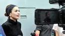 Nikita Mirzani saat menjawab pertanyaan sejumlah wartawan seusai bebas dari Rumah Tahanan Wanita Pondok Bambu, Jakarta, Senin (30/3/2015). (Liputan6.com/Panji Diksana)