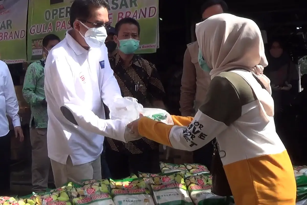 Menteri Perdagangan (Mendag) Agus Suparmanto meninjau operasi pasar gula pasir di Pasar Bogor, Kota Bogor. Liputan6.com/Sudarno