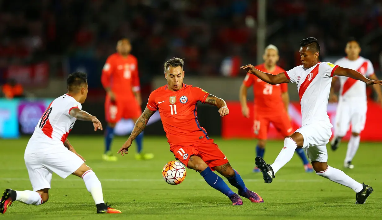 Penyerang Chile, Eduardo Vargas (tengah) berusaha melewati dua pemain Peru pada Kualifikasi Piala Dunia 2018 di National Stadium, Santiago, Chile (11/10).  Chile menang atas Peru dengan skor 2-1. (REUTERS/Ivan Alvarado)