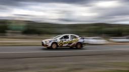 Pembalap Kenya, Issa Amwari bersama co-driver Uganda, Nsubuga Musa berkompetisi saat Safari Relly Kenya di Naivasha, Kenya, 28 Maret 2024. (AFP/Luis Tato)