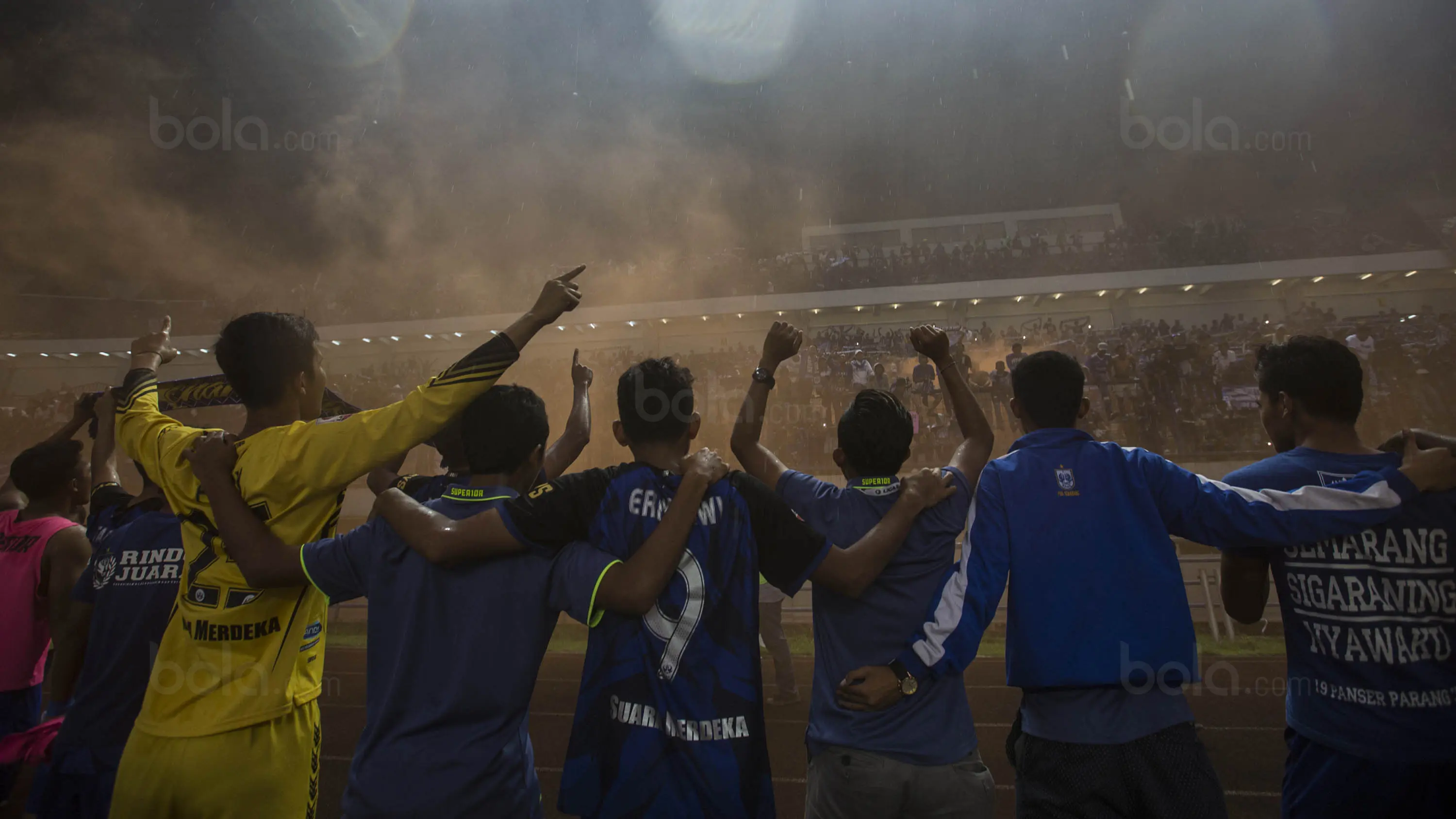 Para pemain PSIS merayakan kemenangan atas Martapura FC pada laga perebutan tempat ketiga Liga 2 di Stadion GBLA, Bandung, Selasa (28/11/2017). PSIS menang 6-4 atas Martapura FC. (Bola.com/Vitalis Yogi Trisna)