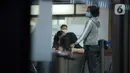 Keluarga penumpang dan kru menunggu informasi di Posko Crisis Center Sriwijaya Air SJ-182, Terminal 2D Bandara Soekarno-Hatta, Tangerang, Banten, Sabtu (9/1/2021). Sriwijaya Air SJ-182 diduga jatuh di perairan Kepulauan Seribu. (merdeka.com/Imam Buhori)