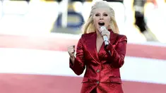 Penyanyi Lady Gaga menyanyikan lagu kebangsaan AS saat pembukaan Super Bowl 50 di Santa Clara, California, Minggu (7/2). Mengenakan busana dari Gucci, Mother Monster itu tampil serba merah seperti bendera negaranya. (Streeter Lecka/Getty Images/AFP)