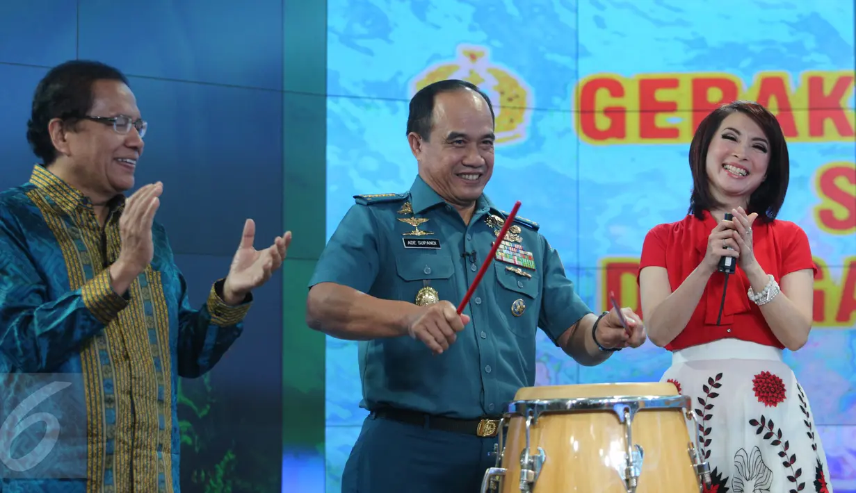 KSAL Laksamana TNI Ade Supandi secara simbolis menabuh gendang di Studio SCTV, Jakarta, Sabtu (15/8/2015). Demi menyelamatkan laut Indonesia, SCTV dan TNI AL bekerja sama melakukan Ekspedisi Sejuta Terumbu Karang.  (Liputan6.com/Faizal Fanani)