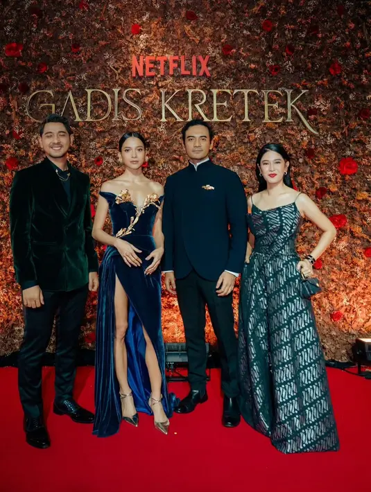 Para pemain Gadis Kretek tampil kompak dengan berwastra. Dian Sastrowardoyo, Arya Saloka, hingga Putri Marino tak hanya sukses membius para penonton dengan akting mereka di Gadis Kretek, melainkan juga gaya busana mereka di premiere Gadis Kretek. Seperti apa potretnya? [@hagaipakan]