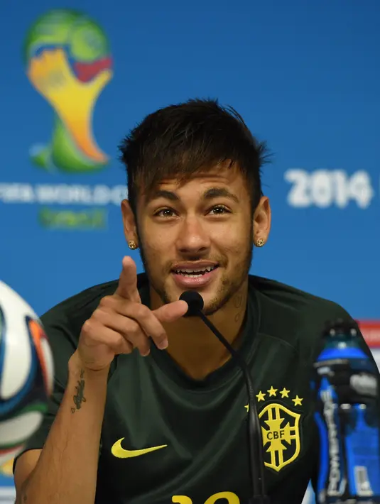 Neymar Jr mengaku terpesona dengan aura kecantikan pelantun lagu 'Same Old Love', Selena Gomez. (AFP/Bintang.com)
