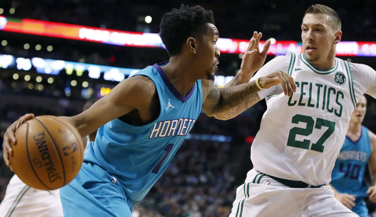 Aksi pemain Charlotte Hornets, Malik Monk (1) mencoba melewati adangan pemain Boston Celtics, Daniel Theis (27) pada laga NBA basketball game di TD Garden, Boston, (10/11/2017) waktu setempat. Boston Celtics menang 90-87. (AP/Michael Dwyer)