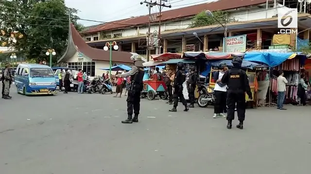 Puluhan pedagang di Padang hampir mengeroyok anggota TNI yang mengingatkan agar tak berjualan di bahu jalan.