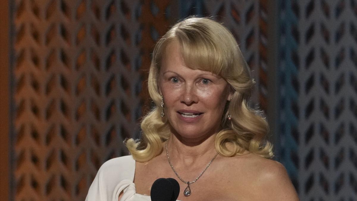 Pamela Anderson dan Liam Neeson Dikabarkan Pacaran, Cinlok di Lokasi Syuting Film The Naked Gun