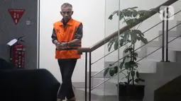 Pemeriksaan dilakukan di Gedung Merah Putih Komisi Pemberantasan Korupsi, Jakarta, Rabu (8/4/2026). Tampak dalam foto, tersangka kasus dugaan suap ijon proyek di lingkungan Pemerintah Kabupaten Bekasi, HM Kunang berjalan keluar Gedung Merah Putih Komisi Pemberantasan Korupsi, Jakarta, Rabu (8/4/2026). (Liputan6.com/Helmi Fithriansyah)